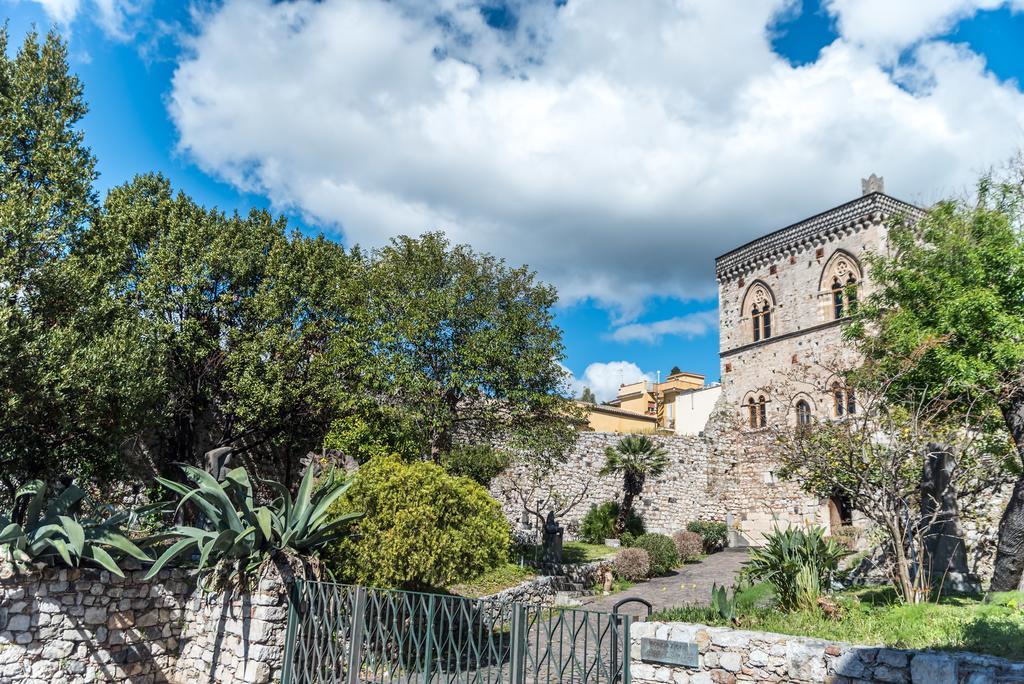 Taormina Duomo Exterior foto